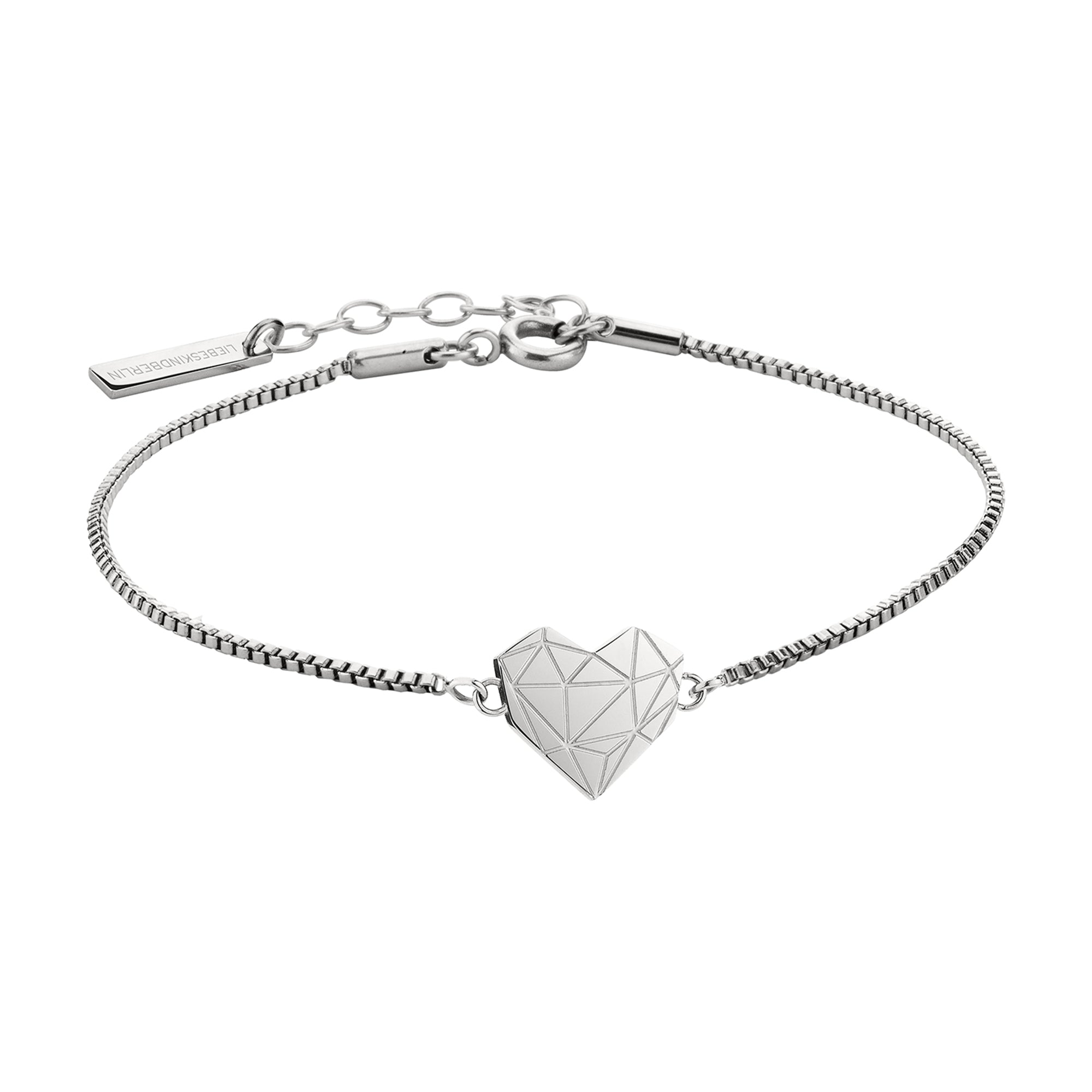 Liebeskind Berlin Armband bestehend aus einer silbernen Venezianerkette und einem silbernem Herzanhänger mit grafischen Elementen; Produktbild