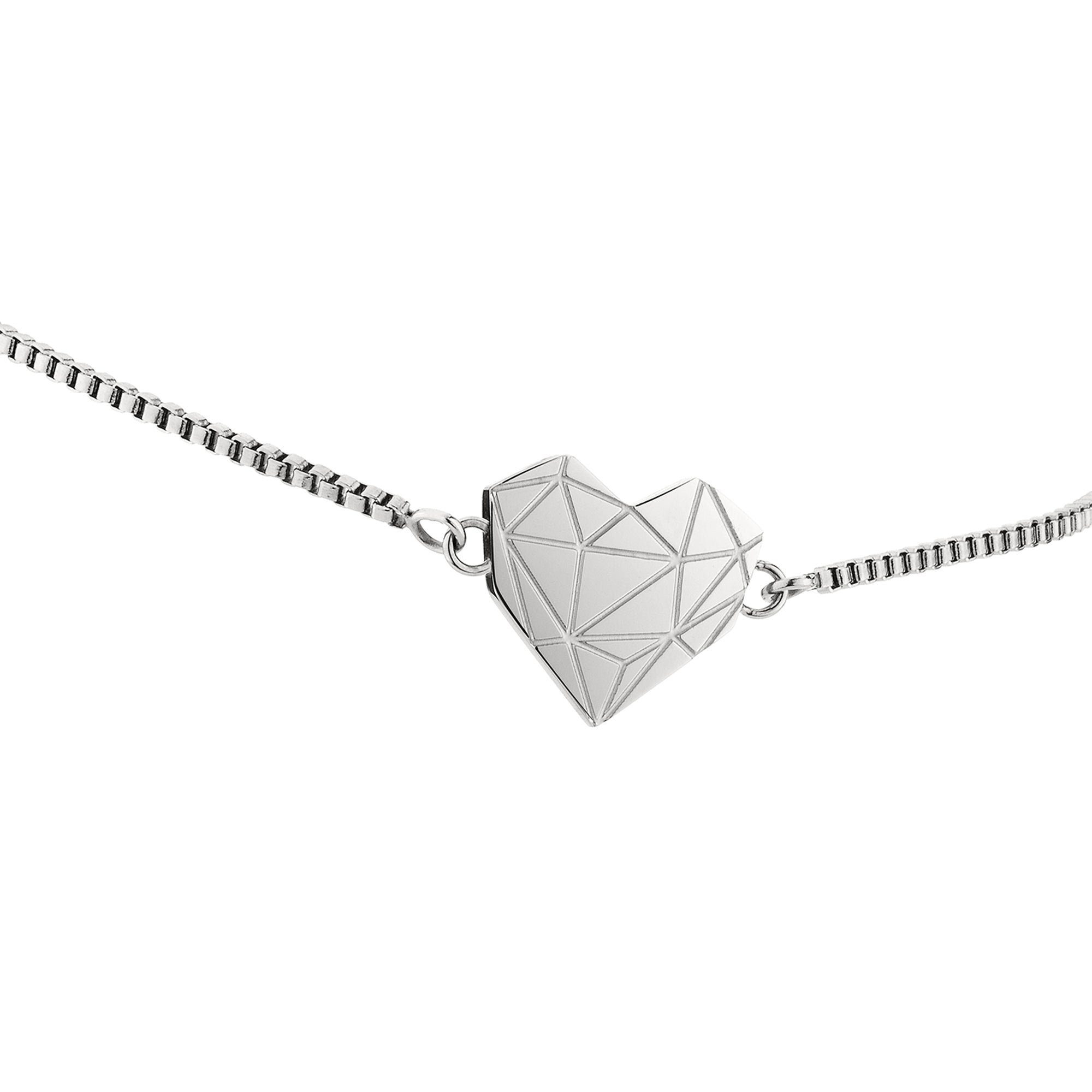 Liebeskind Berlin Armband bestehend aus einer silbernen Venezianerkette und einem silbernem Herzanhänger mit grafischen Elementen; Nahaufnahme