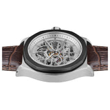 Die Ingersoll Armbanduhr - The Orville verfügt über ein skelettiertes Ziffernblatt, sichtbare Zahnräder, silbernes Gehäuse, schwarze Lünette und braunes Lederband-eine elegante Automatik-Uhr der Marke Ingersoll.