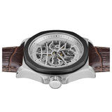 Die Ingersoll Armbanduhr - The Orville verfügt über ein skelettiertes Ziffernblatt, sichtbare Uhrwerke, silbernes Gehäuse, schwarze Lünette und braunes Lederarmband - Seitenansicht.