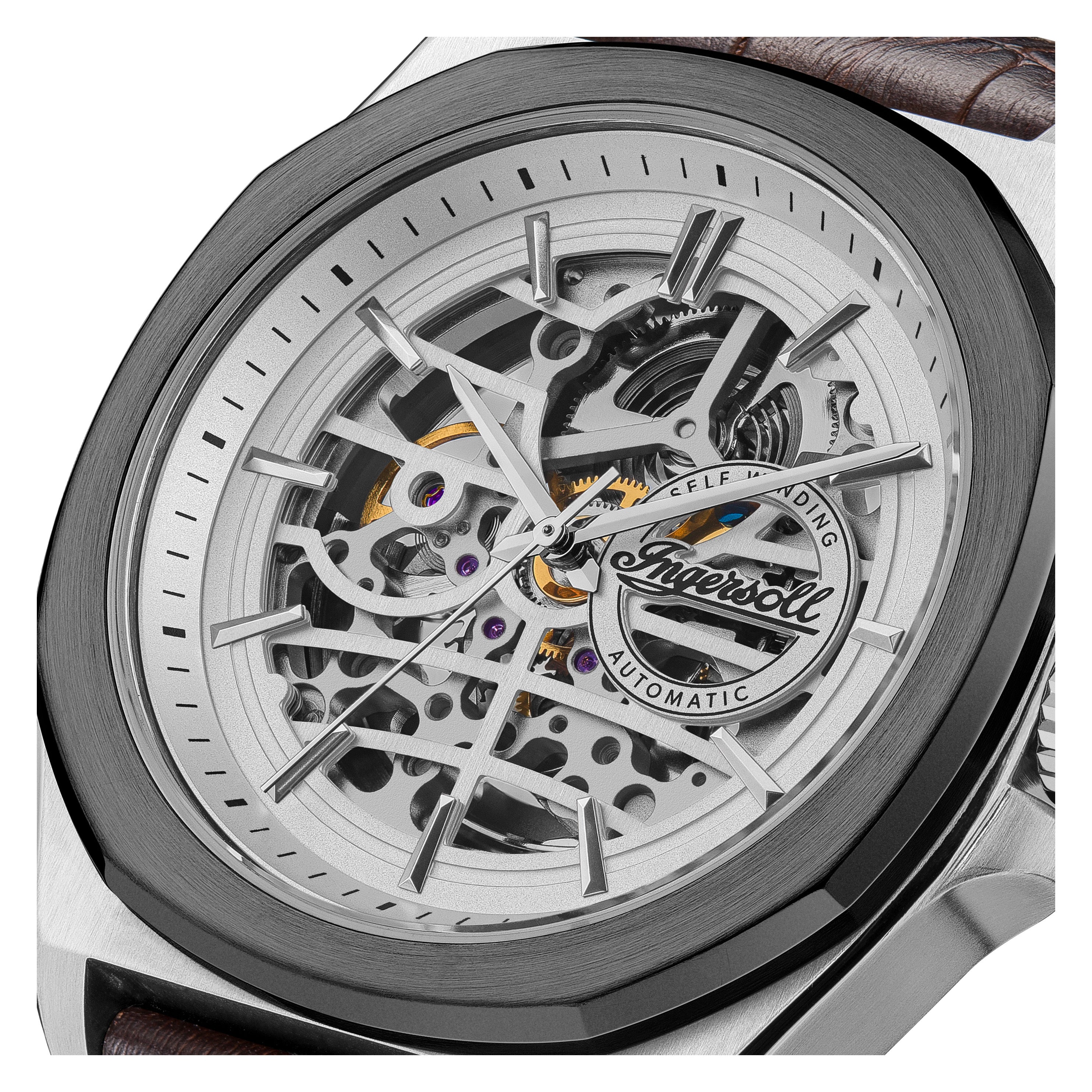 Nahaufnahme der Ingersoll Armbanduhr - The Orville von Ingersoll, mit einem skelettierten Zifferblatt, das verschlungene Zahnräder und ein elegantes silbernes Design zeigt.