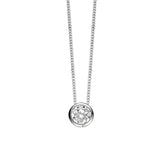 Die Ti Sento Milano Halskette - The Sparkling Pendant zeigt einen einzelnen runden Zirkonia in Lünettenfassung an einer feinen 925er Sterlingsilberkette, die vor einem weißen Hintergrund steht.