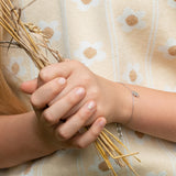 Cool Time Kids Armband; Ankerkette mit Smiley Anhänger in Blumenform in der Farbe silber Tragebild