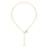 Die Cool Time Kids Halskette - The Cool Mini Link von Cool Time ist eine goldene Büroklammerkette mit Lariat und rundem Anhänger, perfekt als Statement-Stück auf weißem Hintergrund.