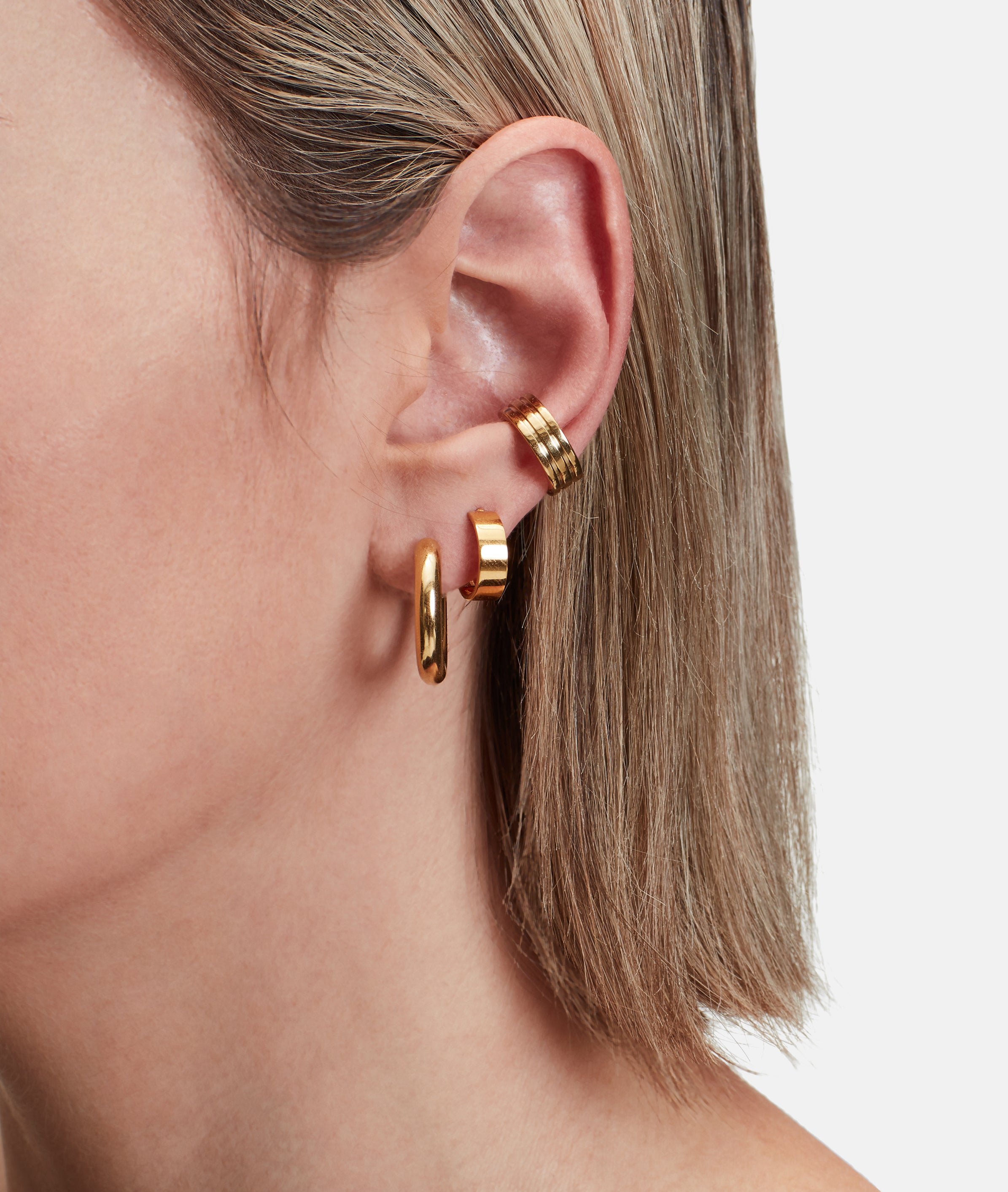 Liebeskind Berlin Set - Ear Candy; aus zwei Paar Creolen und einem Paar Earcuff in der Farbe gold Tragebild