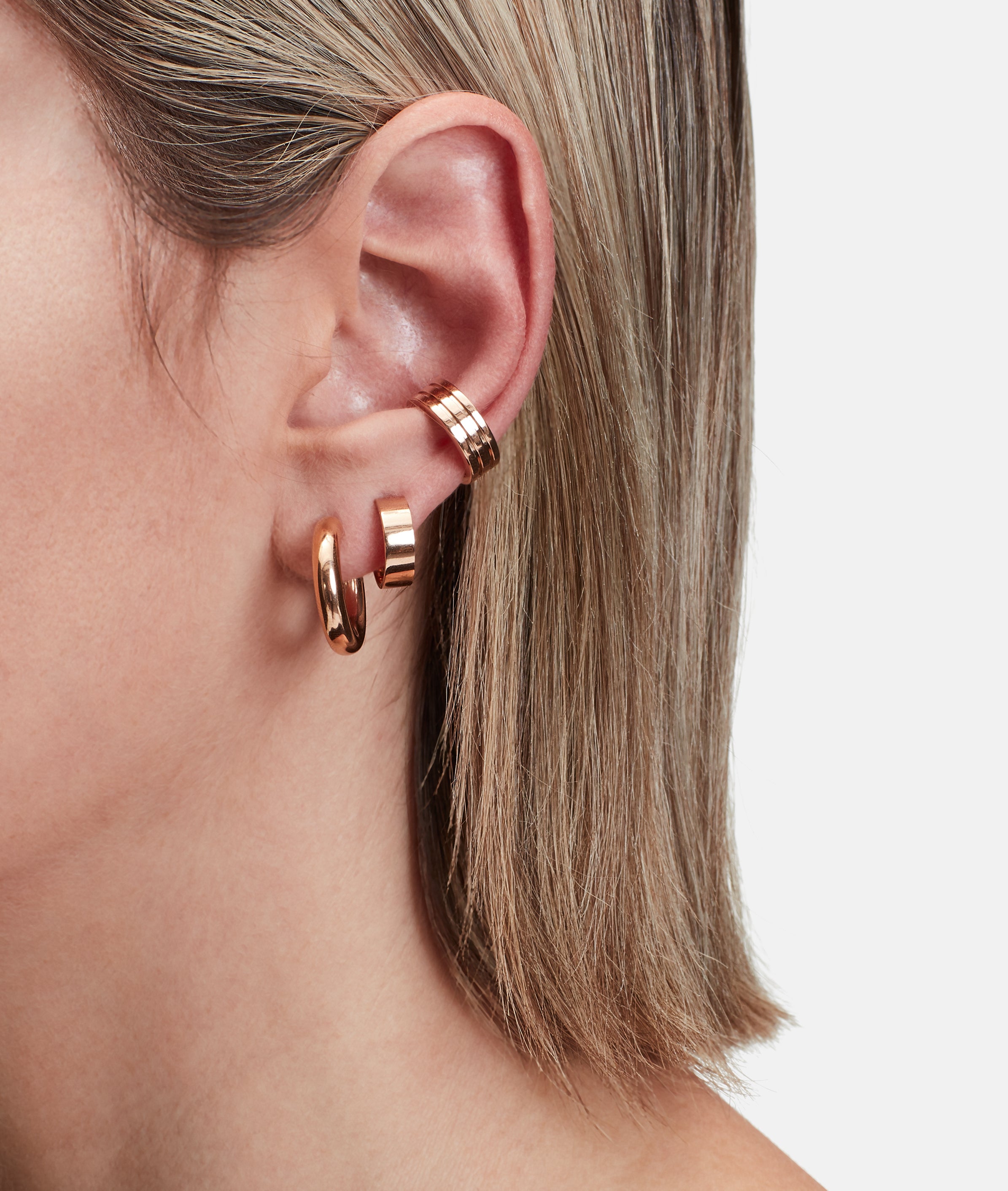 Liebeskind Berlin Set - Ear Candy; aus zwei Paar Creolen und einem Paar Earcuff in der Farbe roségold Tragebild