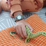 Cool Time Kids Armbanduhr mit Dino-Design auf dem Zifferblatt, grünem Gehäuse mit grünem, drehbarem Topring und grünem Kunstlederarmband mit Dino-Designs; Tragebild