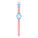 Die Cool Time Kids Armbanduhr - Die Cool Sustainable von Cool Time hat ein blaues Gehäuse, ein weißes Zifferblatt und ein rosafarbenes Stoffarmband, das aus recyceltem Ozeanplastik besteht. Abgebildet auf einem weißen Hintergrund.