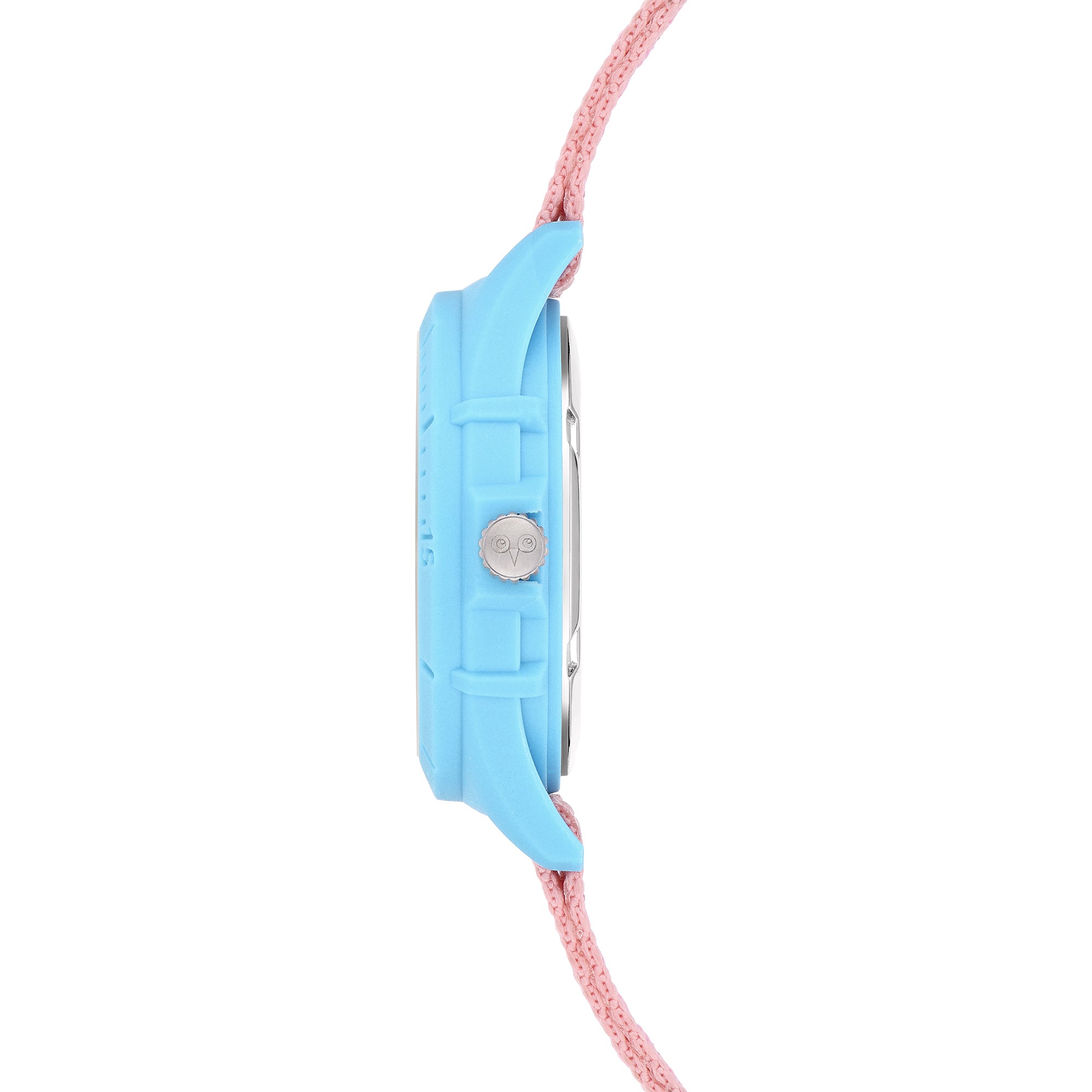 Seitenansicht der Cool Time Kids Armbanduhr - The Cool Sustainable von Cool Time, mit blauem Gehäuse und rosa Armband aus recyceltem Ozeanplastik - eine Upcycling-Kinderuhr, ideal für die Lernzeit, abgebildet auf weißem Hintergrund.