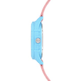 Cool Time Kids Armbanduhr mit blauen Indizes, blauem Gehäuse aus recycelten PET-Flaschen mit Topring und rosa Textilband aus recycelten Fischernetzen; Seitenansicht