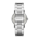 Silberfarbene DKNY Armbanduhr - The Basic Must-Have Minimalist mit schlichtem Design und graviertem DKNY Logo auf der Schließe, Rückansicht.