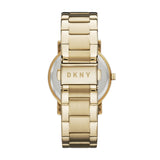 Die goldfarbene DKNY Armbanduhr - The Basic Must-Have Minimalist besticht mit schlichter Eleganz, einer markanten Schließe und eingraviertem DKNY Logo als minimalistisches Detail.