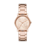 Die DKNY Armbanduhr - Das DKNY Must-Have verfügt über ein roségoldenes Finish, ein Edelstahlband und ein prominentes DKNY-Logo auf dem Zifferblatt, das vor einem weißen Hintergrund abgebildet ist.