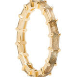 Der PDPaola Ring - Baguette-Steinchen in 54 von PDPaola besteht aus Goldbändern mit rechteckigen, in Zacken gefassten Steinen, die schräg auf einem weißen Hintergrund abgebildet sind - ein elegantes Accessoire.