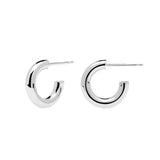 Die Creole-Ohrringe von PDPaola - klein, schlicht und frech - zeichnen sich durch ein minimalistisches, offenes Design in glänzendem Silber aus. Perfekter Silberschmuck für jeden Anlass.