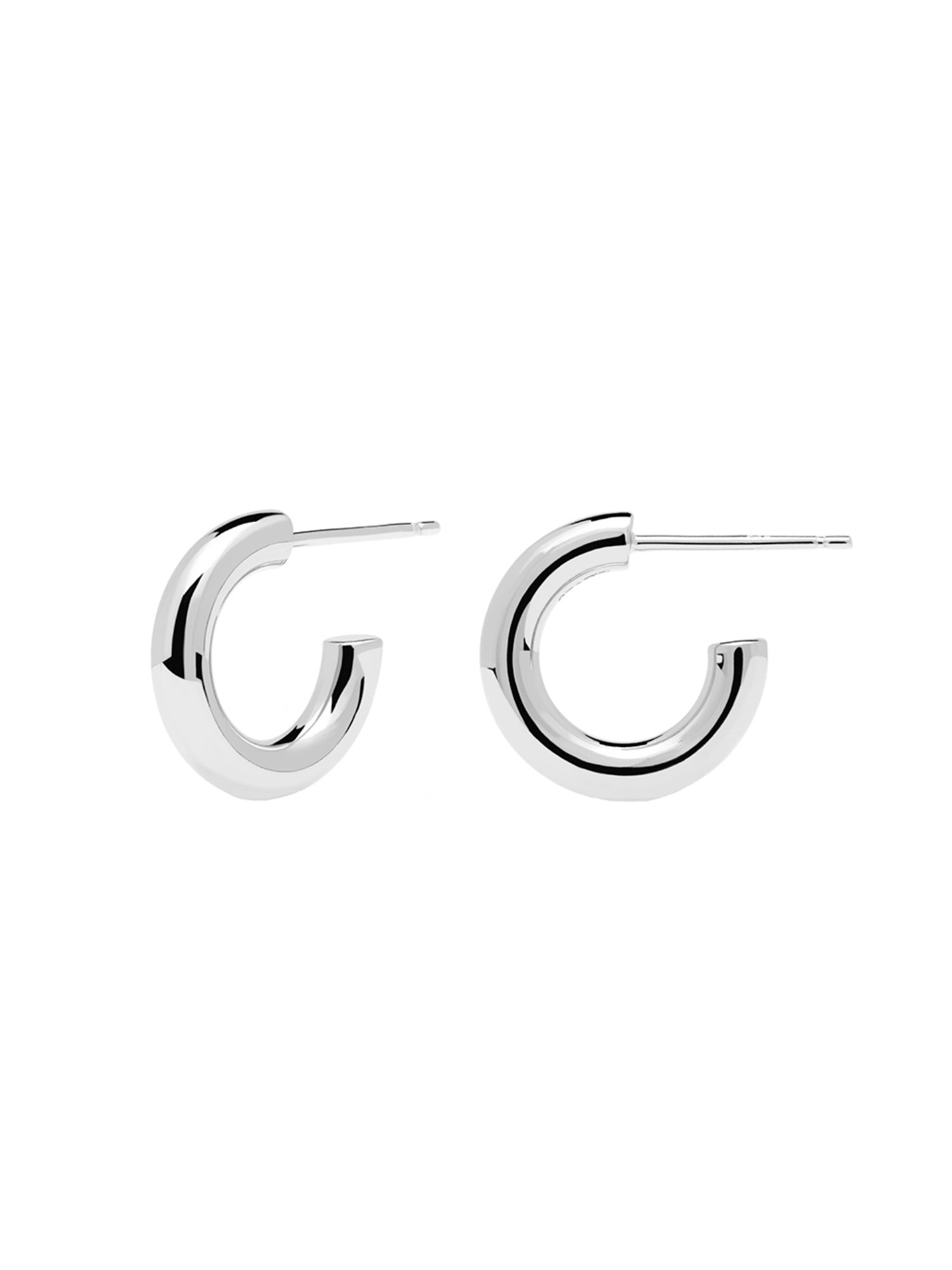 Die Creole-Ohrringe von PDPaola - klein, schlicht und frech - zeichnen sich durch ein minimalistisches, offenes Design in glänzendem Silber aus. Perfekter Silberschmuck für jeden Anlass.