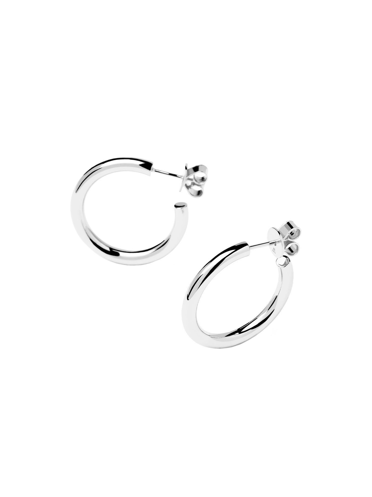 Ein Paar PDPaola Creole - Big, Simple And Bold Silberohrringe mit Ohrstecker, präsentiert auf einem weißen Hintergrund.