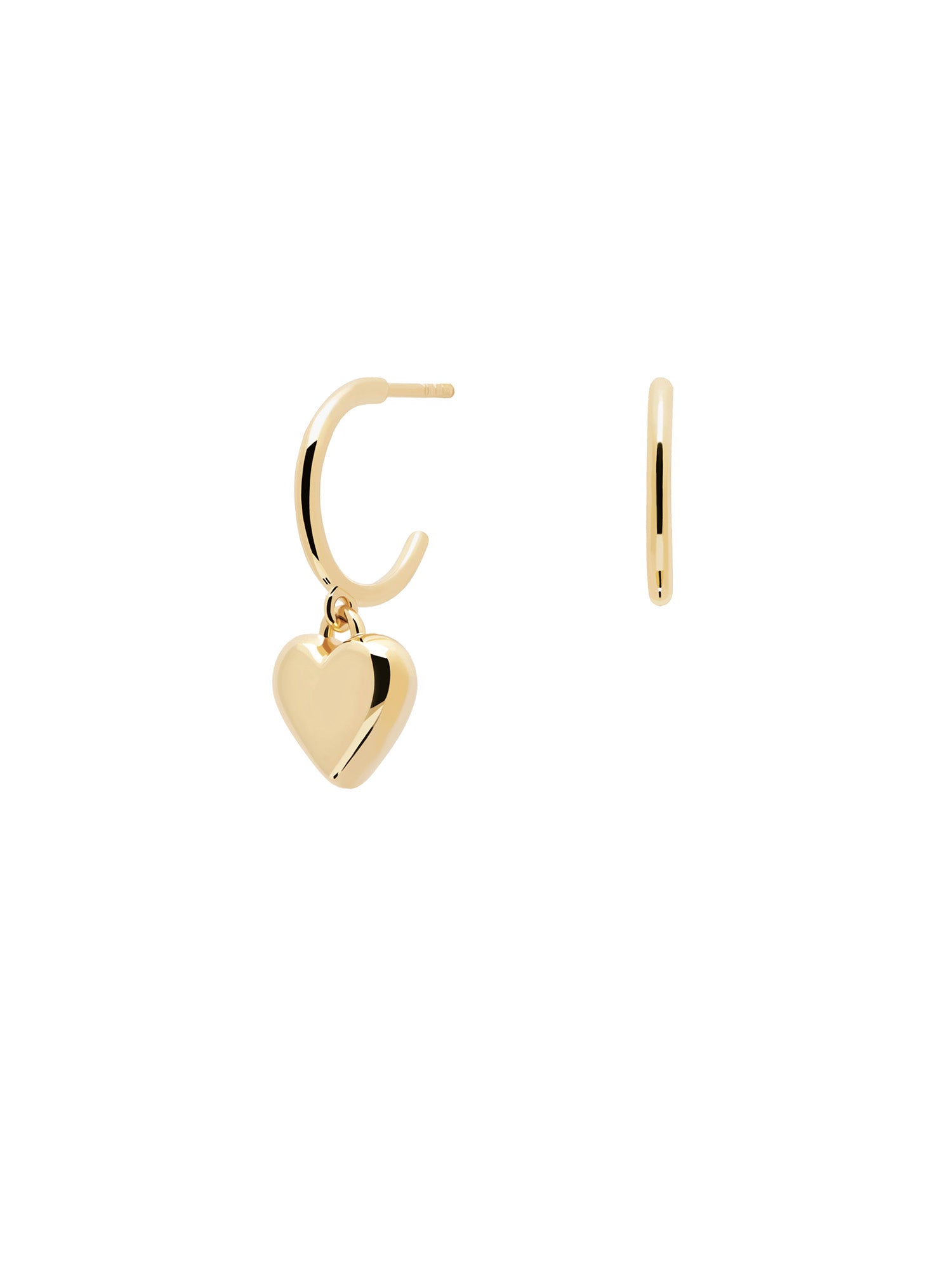 PDPaola Creole - Die Asymmetric Heart Ohrringe von PDPaola: ein goldener Reif mit einem baumelnden Herzanhänger und ein schlichter Reif auf weißem Hintergrund.