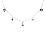 PDPaola Halskette - Die Mini-Blumen: Silberne Kette mit fünf kleinen Blumenanhängern (drei blau, einer rot, einer weiß) von PDPaola, gleichmäßig verteilt.