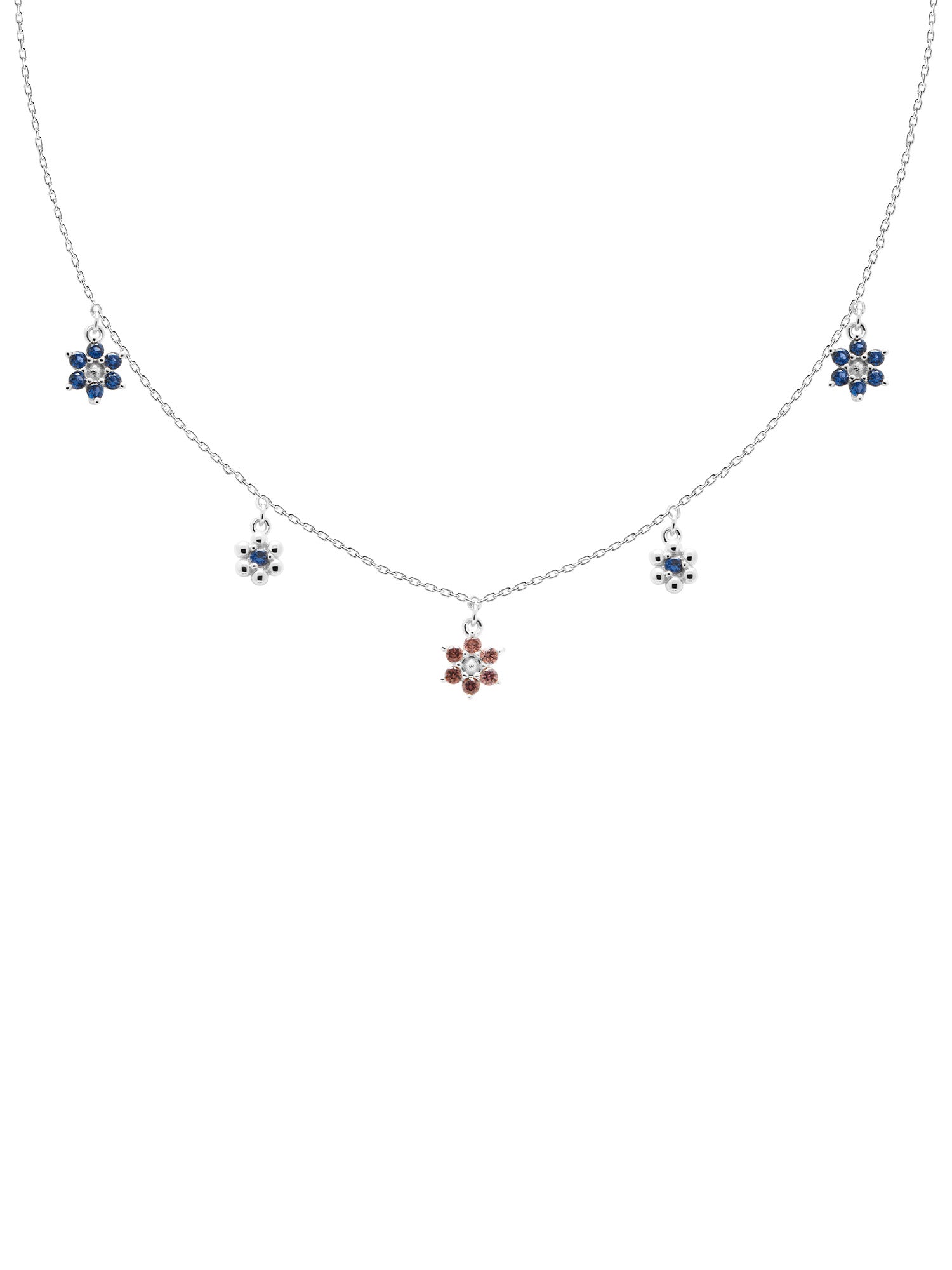 PDPaola Halskette - Die Mini-Blumen: Silberne Kette mit fünf kleinen Blumenanhängern (drei blau, einer rot, einer weiß) von PDPaola, gleichmäßig verteilt.