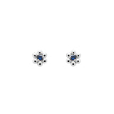 PDPaola Ohrstecker - Die Mini-Blume: Kleine silberne Blumen-Ohrstecker mit blauem Edelstein von PDPaola, einer bekannten Marke für eleganten Silberschmuck, auf weißem Hintergrund.