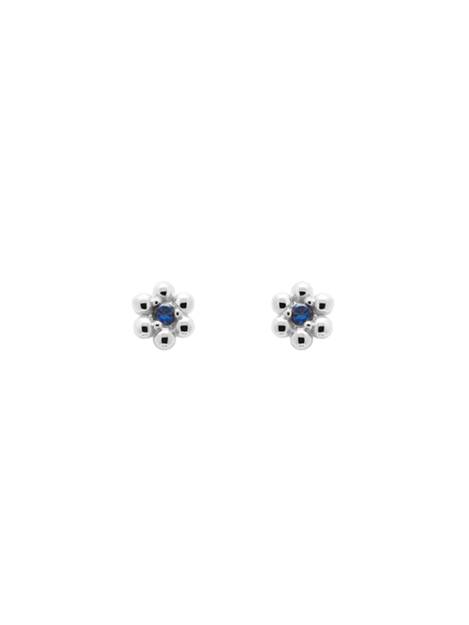 PDPaola Ohrstecker - Die Mini-Blume: Kleine silberne Blumen-Ohrstecker mit blauem Edelstein von PDPaola, einer bekannten Marke für eleganten Silberschmuck, auf weißem Hintergrund.