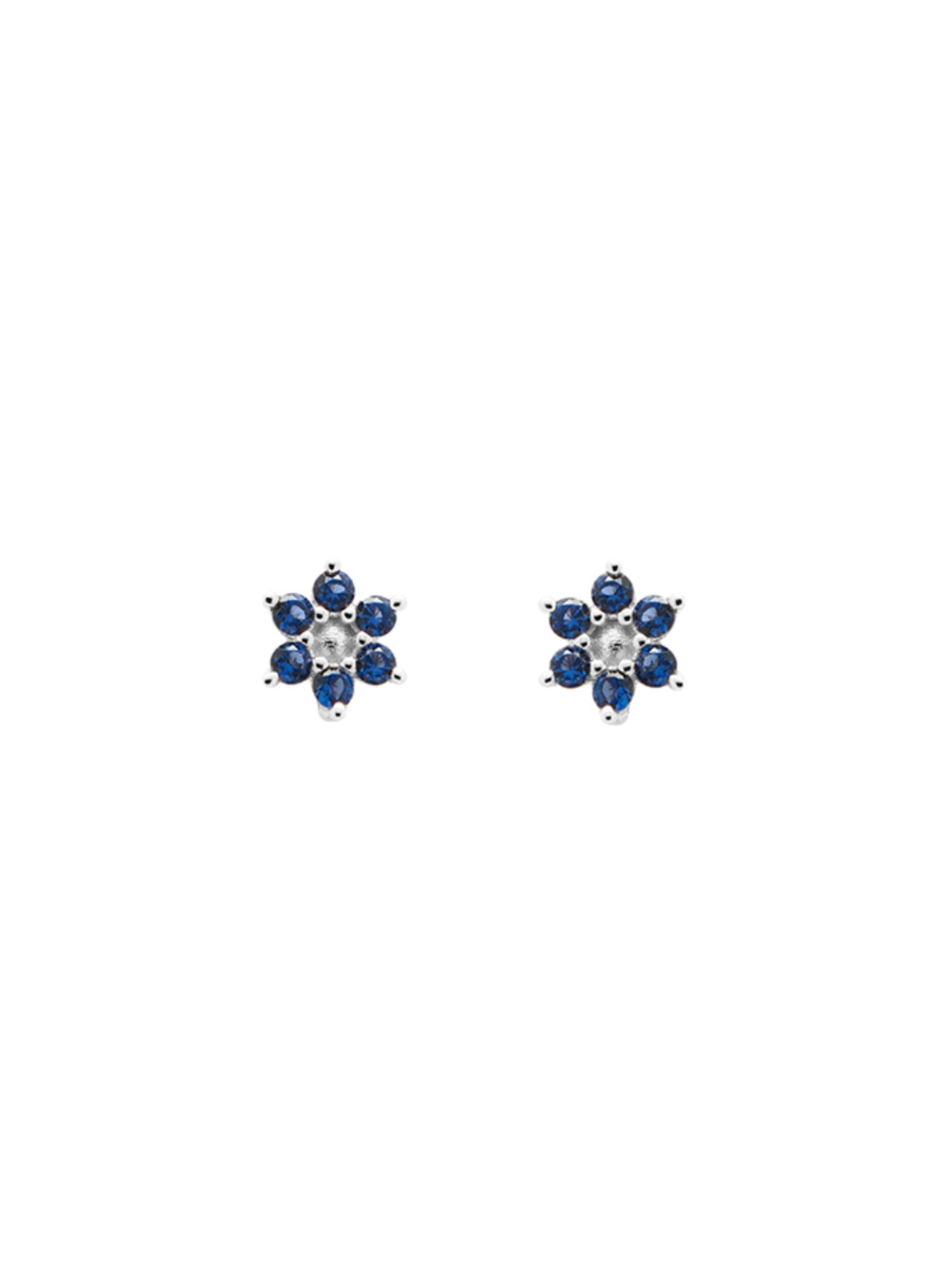 Die PDPaola Ohrstecker - The Mini Flower sind silberne, blumenförmige Ohrstecker mit blauen und weißen Edelsteinen in einem symmetrischen Muster - ein stilvolles Stück von PDPaola, perfekt für jede Gelegenheit.