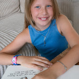 Cool Time Kids Armbanduhr mit rosa Gehäuse und blauem Silikonband; Tragebild