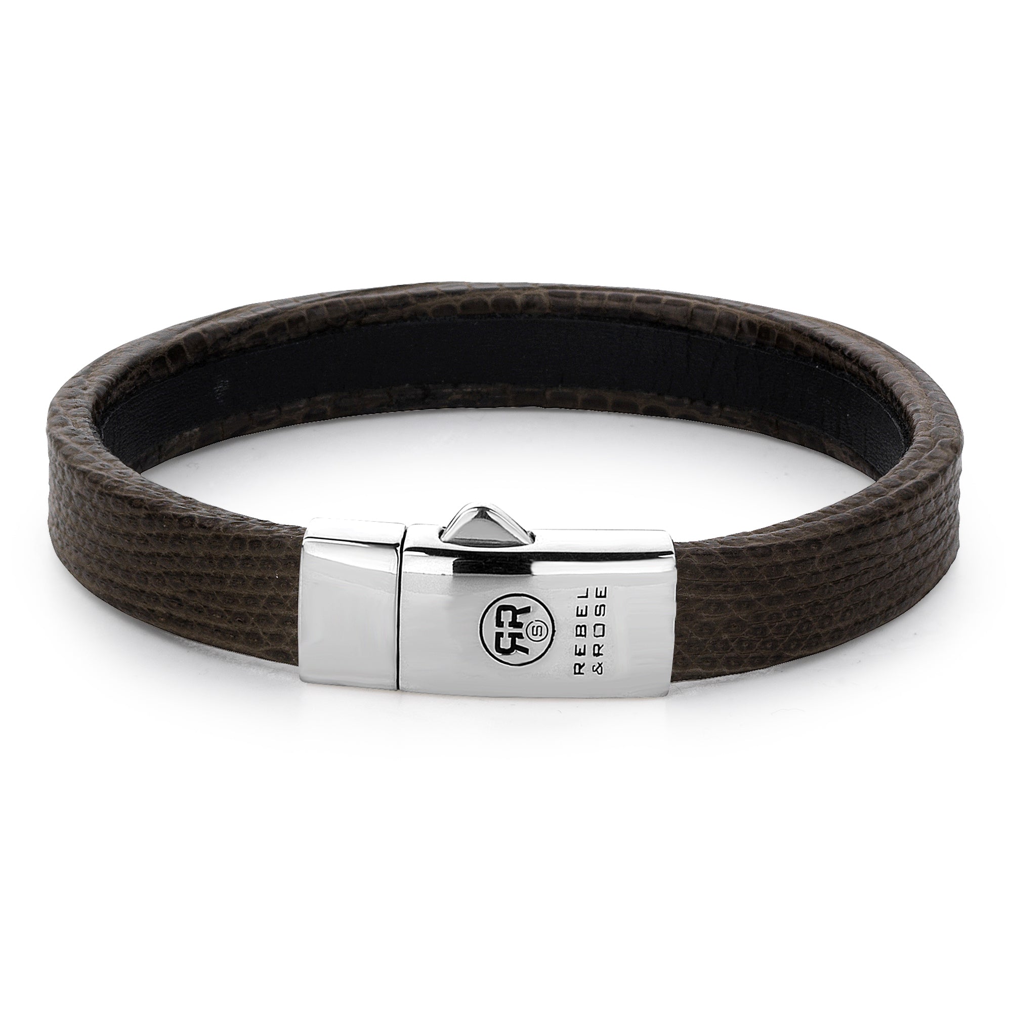Das Rebel & Rose Armband - The Structured Leather ist ein braunes Lederarmband mit einer silbernen Schließe, auf der REBEL & ROSE und ein kleines Logo eingraviert sind. Es ist Teil der Kollektion hochwertiger Lederprodukte von Rebel & Rose.