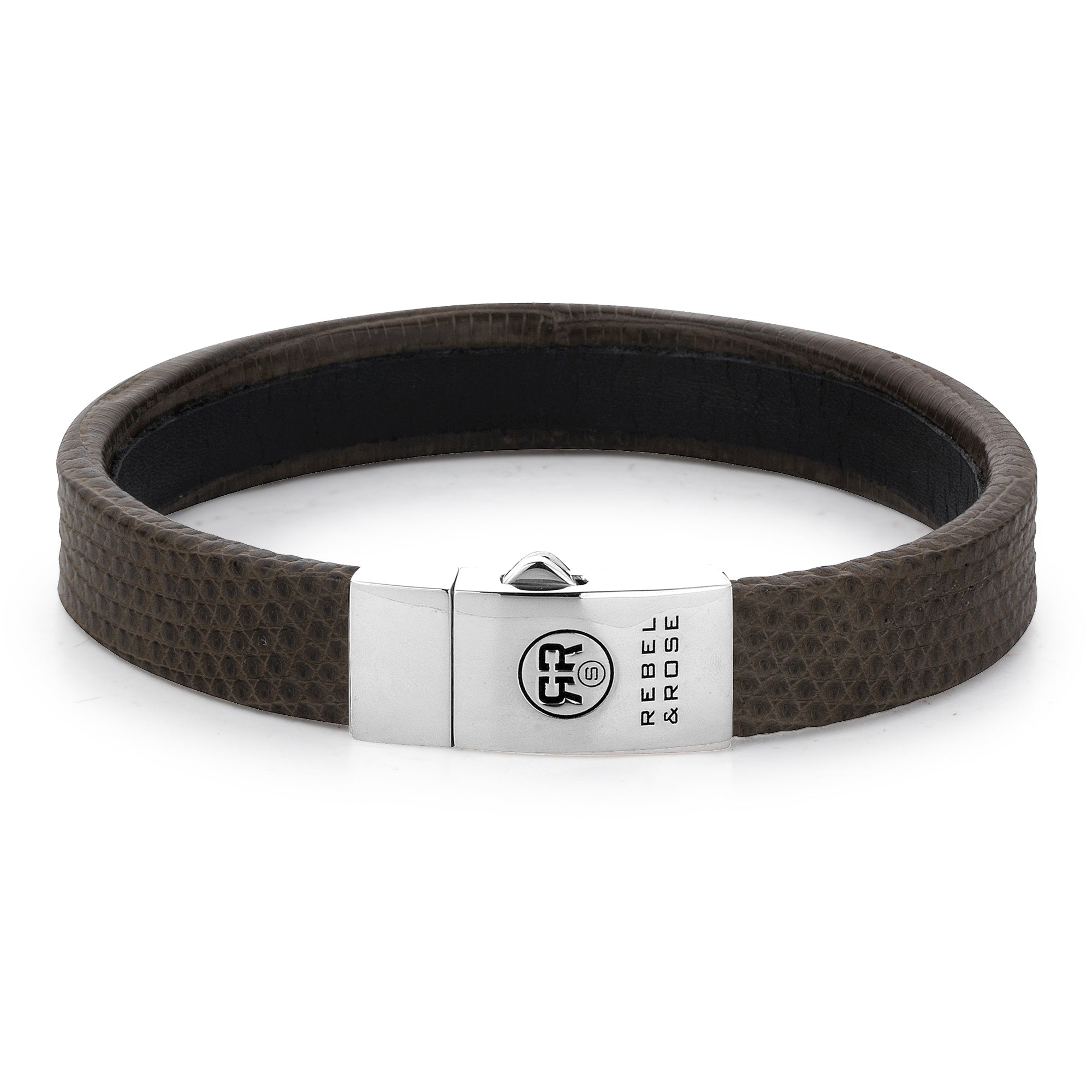 Das Rebel & Rose Armband - The Structured Leather ist ein braunes, strukturiertes Lederarmband mit einem silbernen Verschluss, in den das kreisförmige Logo von Rebel & Rose eingraviert ist - für alle, die hochwertige Lederaccessoires schätzen.