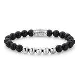 Das Rebel & Rose Beads - The Black Beads with Silver Details Armband kombiniert schwarze und silberne Perlen mit einem rechteckigen Rebel & Rose Metalltag in der Mitte und unterstreicht Ihren individuellen Stil.