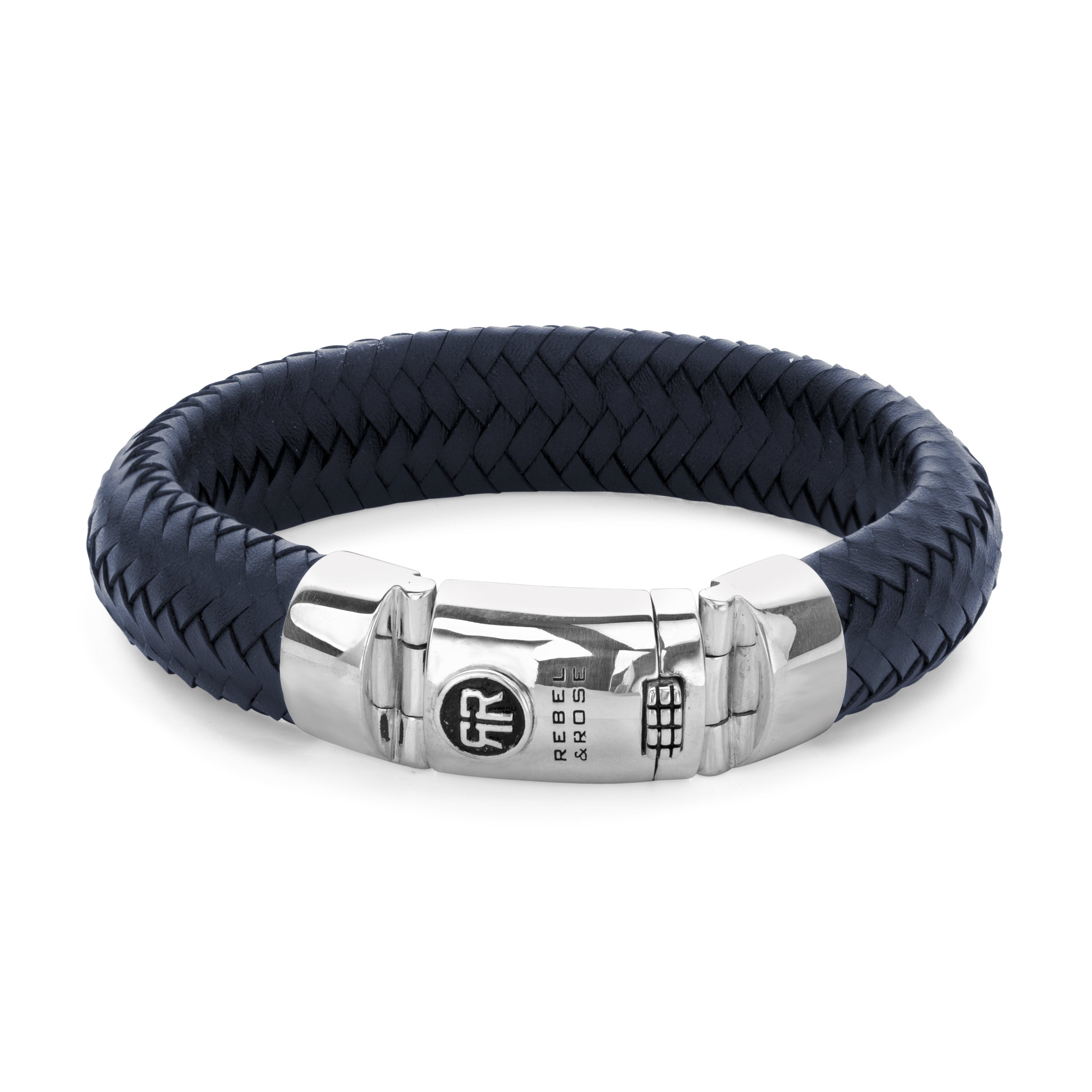 Das Rebel & Rose Armband - The Braided Leather ist ein marineblaues, geflochtenes Lederarmband mit einem glänzenden, silbernen Verschluss mit eingraviertem Rebel & Rose Logo, ideal für Fans hochwertiger Lederprodukte.
