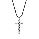 Rebel & Rose Halskette - Das Nietenkreuz: Diese auffällige silberne Halskette von Rebel & Rose hat strukturierte Details und hängt elegant an einer schwarzen Kordel, die auf einem weißen Hintergrund präsentiert wird.