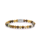 Das Rebel & Rose Beads - The Earthing Armband besteht aus gemischten, erdfarbenen Steinen und einem silbernen Rebel & Rose-Logoanhänger in der Mitte, der den typischen Stil der Marke widerspiegelt.