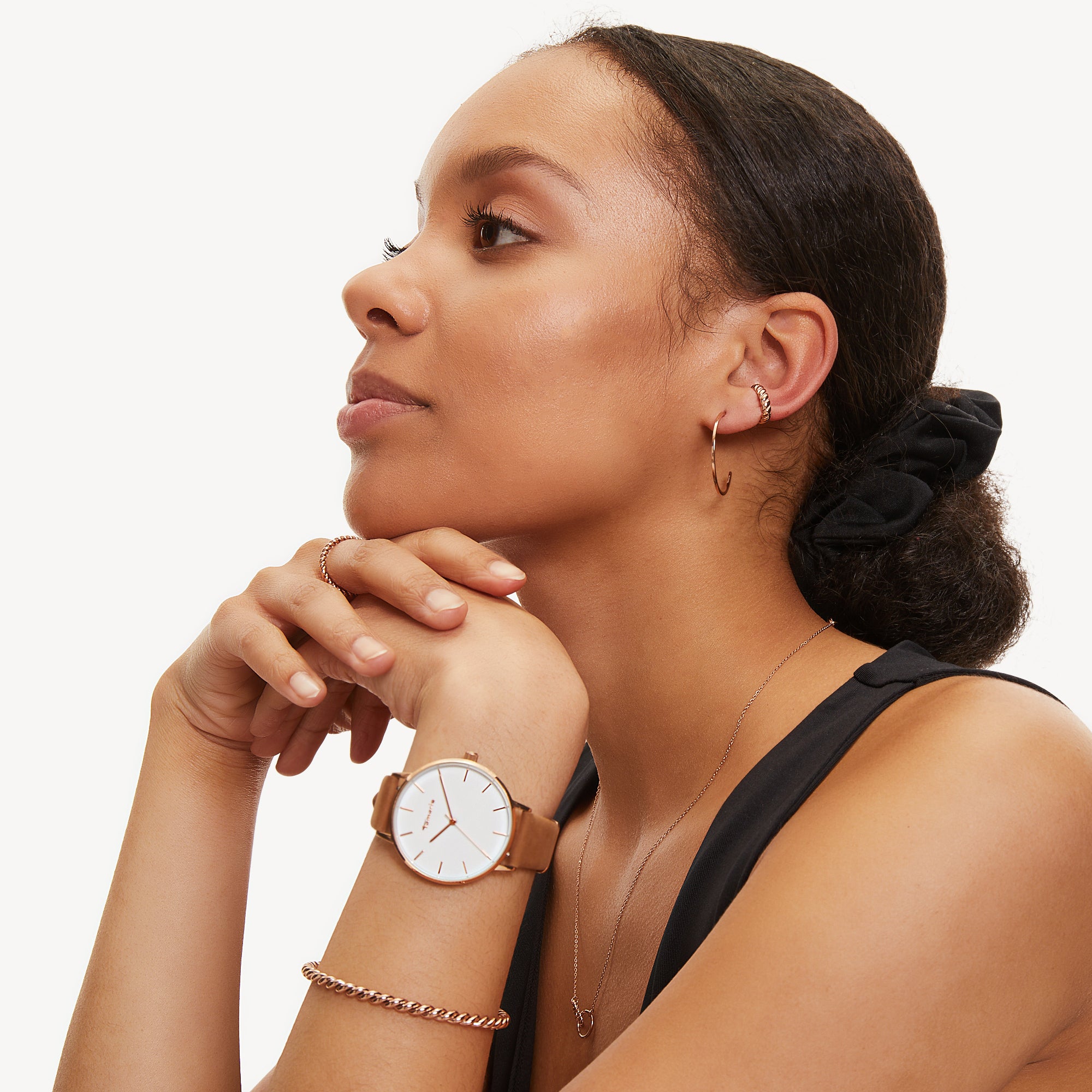 Tamaris Armbanduhr mit roségoldenem Gehäuse und braunem Lederarmband Tragebild