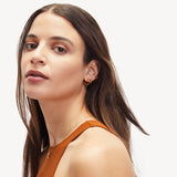 Liebeskind Berlin Ear Cuff im gedrehten Design in der Farbe gold Tragebild