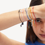 Liebeskind Berlin Armband - Keep Loving; individuell einstellbares zierliches rotes Armbändchen mit goldenen Verzierungen Tragebild