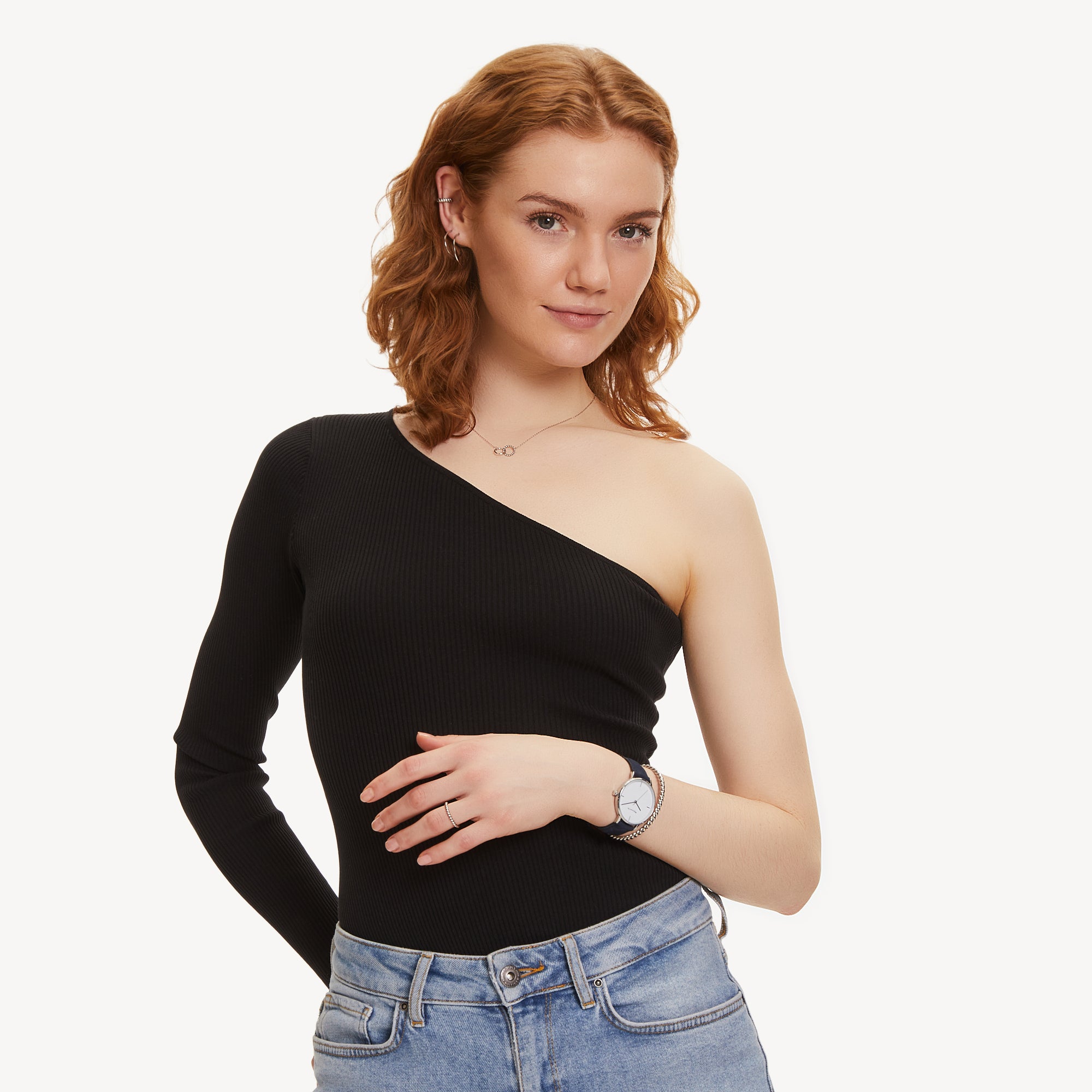 Tamaris Creole - The Basic; im schlichten Design in der Farbe silber mit der Länge 23 Tragebild