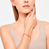 Liebeskind Berlin Armband bestehend aus einer groben, roségoldenen Gliederkette und einem roségoldenen Herzanhänger; Tragebild