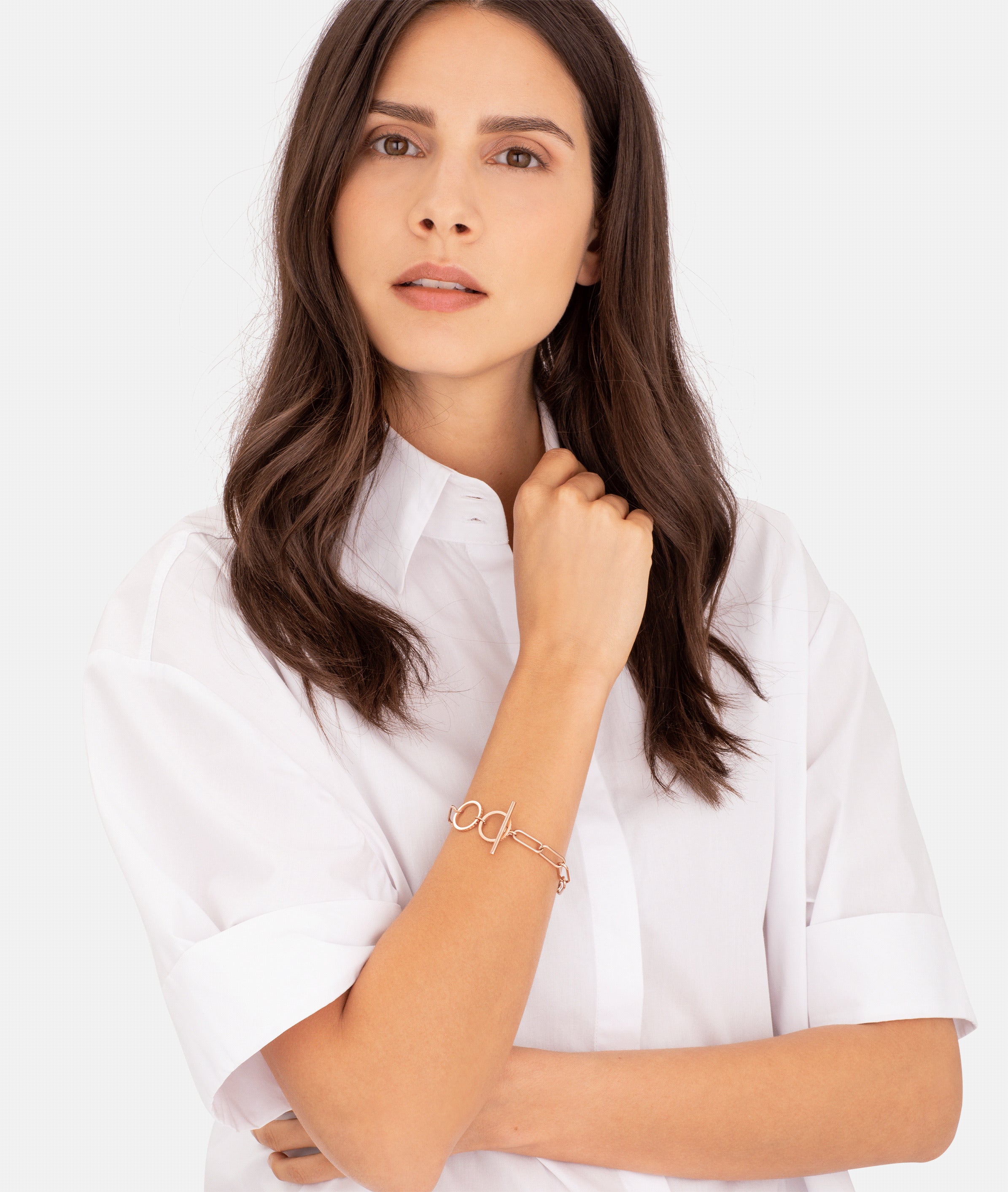 Liebeskind Berlin Armband bestehend aus einer roségoldenen Gliederkette mit einem T-Bar-Verschluss; Tragebild