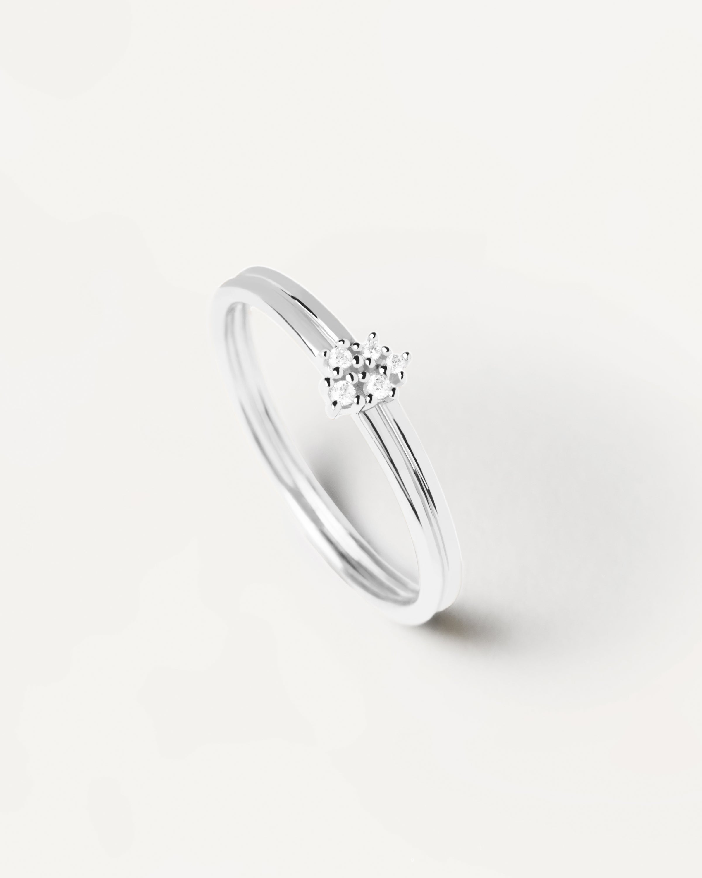 Der PDPaola Ring - Two Minimalist Rings in 52 von PDPaola zeichnet sich durch elegante Silberbänder mit modernem Design aus, die auf einem schlichten weißen Hintergrund präsentiert werden - ideal zur Aufwertung jeder Damenschmuckkollektion.