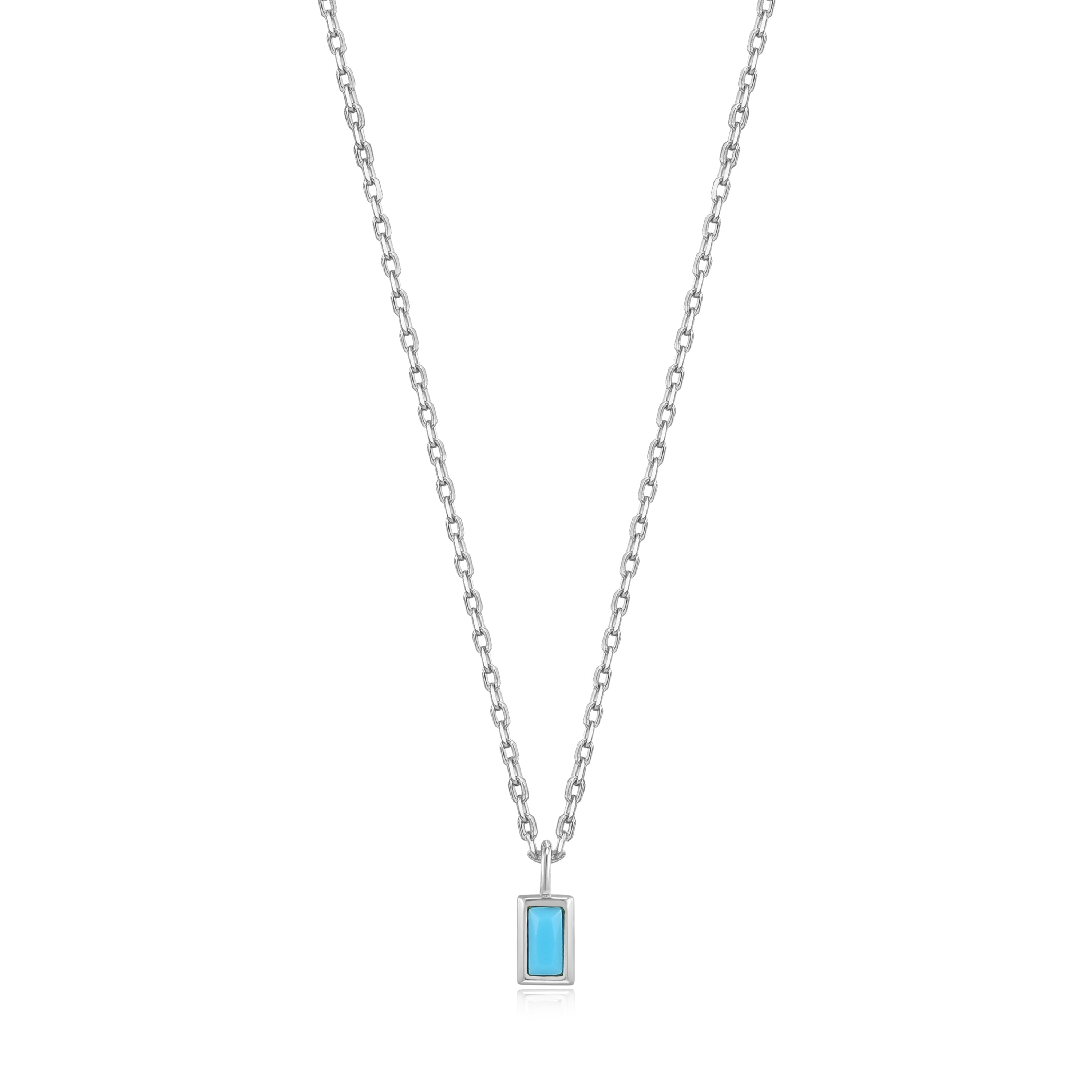 Die Ania Haie Halskette - The Turquoise Pendant von Ania Haie verleiht Ihrem Look mit dem türkisfarbenen Anhänger einen dezenten Farbakzent auf weißem Hintergrund.