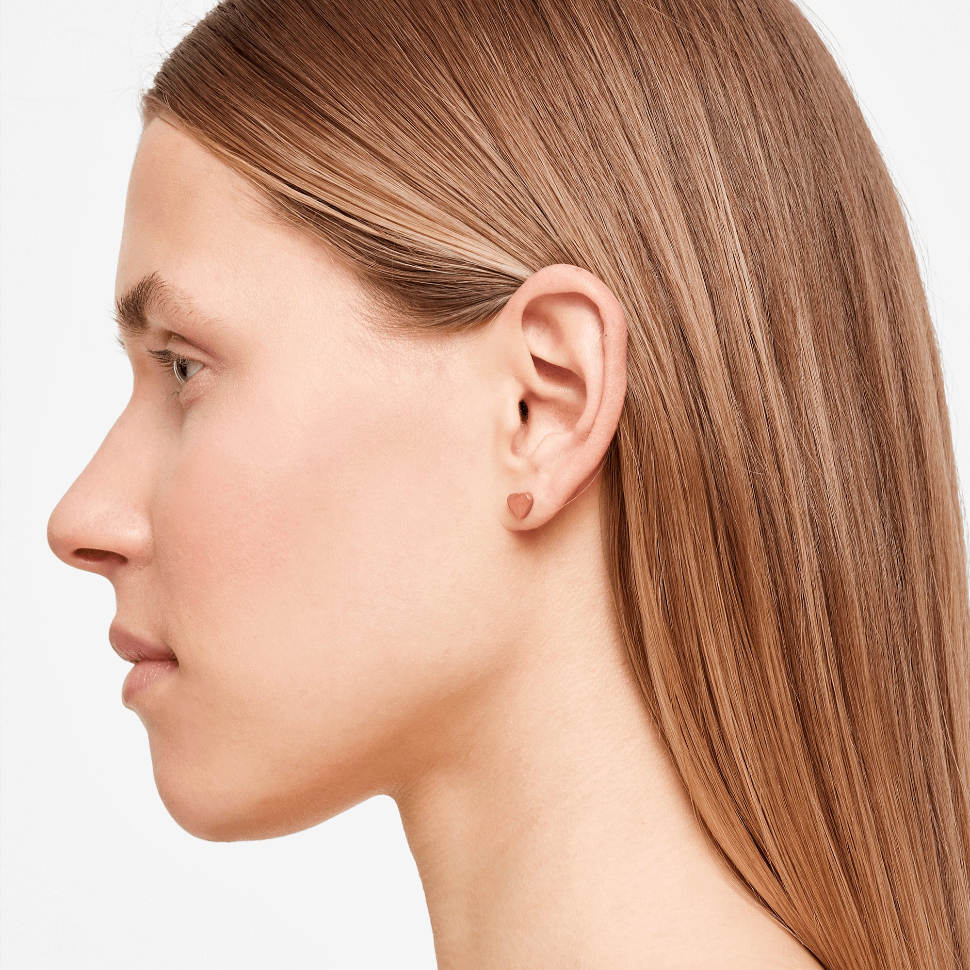 Liebeskind Berlin Ohrstecker in Herzform im asymmetrischen Design und der Farbe roségold; Tragebild