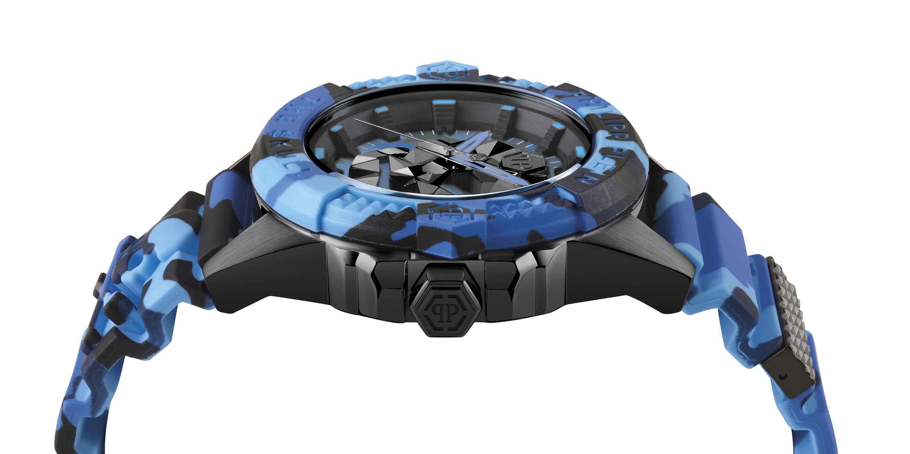 Philipp Plein Armbanduhr mit blau-camouflagenfarbenem Zifferblatt mit schwarzem Totenkopfdesign und schwarzen sowie blauen Akzenten, schwarzem Gehäuse mit blau-camouflagefarbenem Topring und blau-camouflagefarbenem Edelstahlband Produktbild