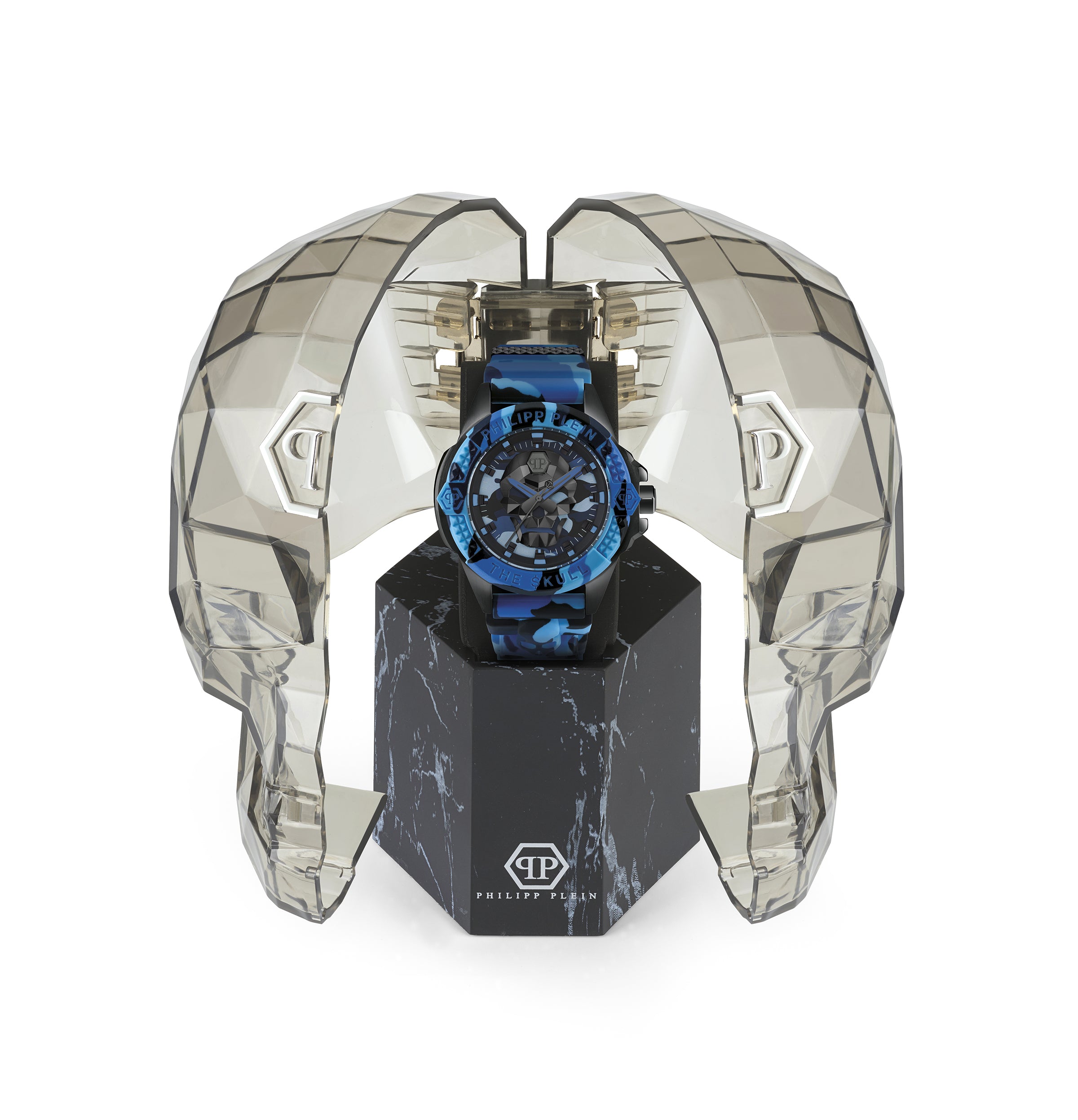 Philipp Plein Armbanduhr mit blau-camouflagenfarbenem Zifferblatt mit schwarzem Totenkopfdesign und schwarzen sowie blauen Akzenten, schwarzem Gehäuse mit blau-camouflagefarbenem Topring und blau-camouflagefarbenem Edelstahlband Produktbild