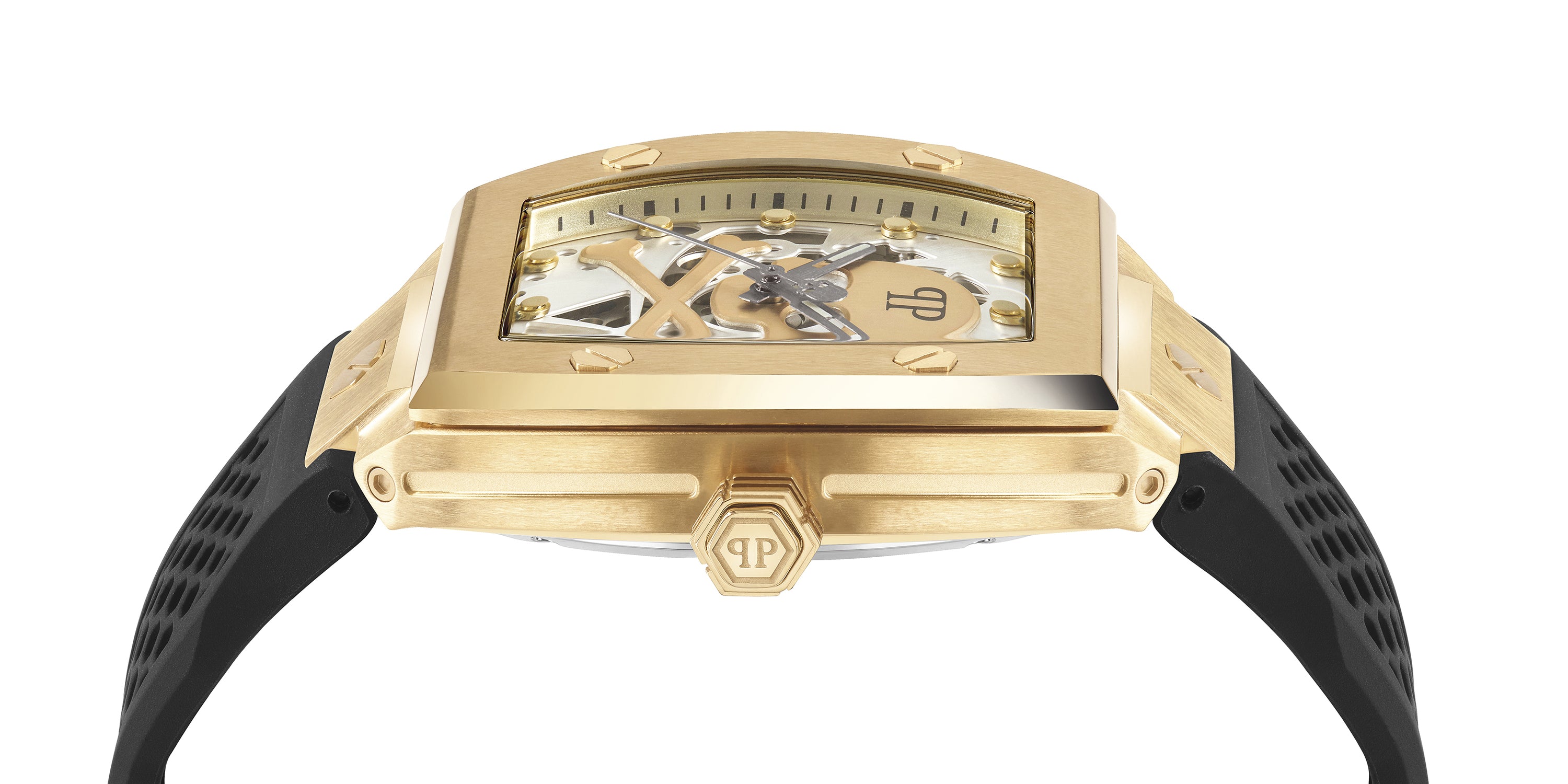 Die Philipp Plein Armbanduhr - The Golden $keleton besticht durch ihr auffälliges goldenes Skelett-Design mit schwarzem Armband, das von der Seite betrachtet das Gehäuse und die Krone hervorhebt - eine auffällige Herrenuhr für Liebhaber von Luxus und kühnem Stil von Philipp Plein.