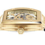 Die Philipp Plein Armbanduhr - The Golden $keleton besticht durch ihr auffälliges goldenes Skelett-Design mit schwarzem Armband, das von der Seite betrachtet das Gehäuse und die Krone hervorhebt - eine auffällige Herrenuhr für Liebhaber von Luxus und kühnem Stil von Philipp Plein.