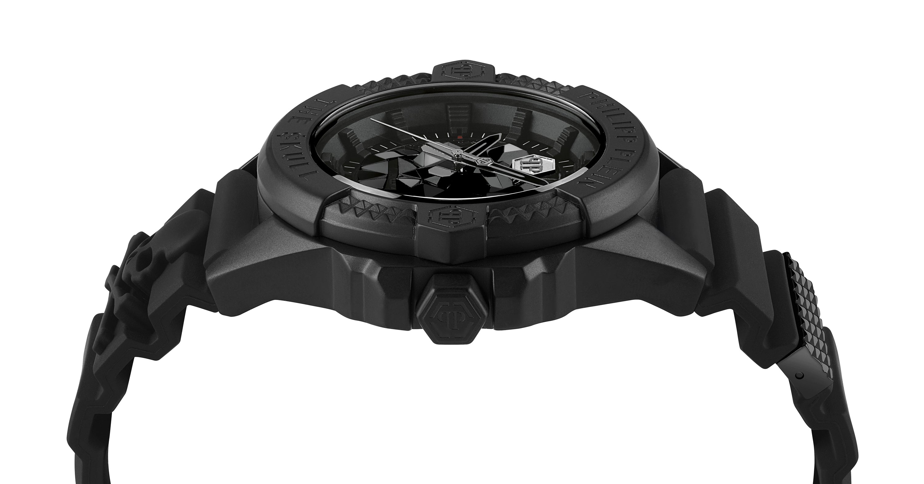 Philipp Plein Armbanduhr - The Solid Black $kull: eine luxuriöse Herrenuhr aus der Skull-Kollektion mit geometrisch strukturierter Lünette und Armband, hier im markanten Seitenprofil.