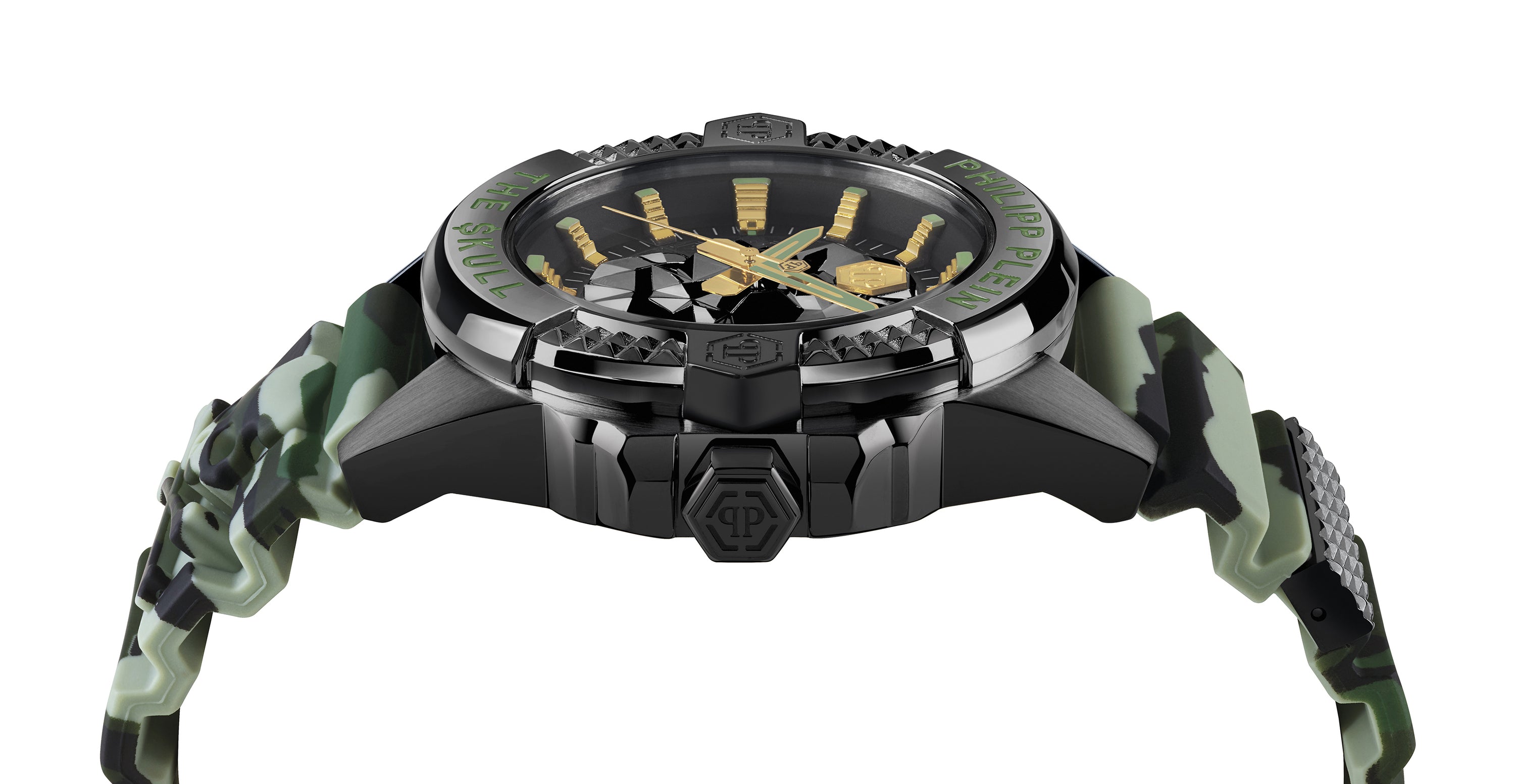 Die Philipp Plein Armbanduhr - The Camouflage $kull ist eine schwarz-grüne Camouflage-Herrenuhr mit goldenen Akzenten und markanten, kantigen Details auf Lünette und Armband.