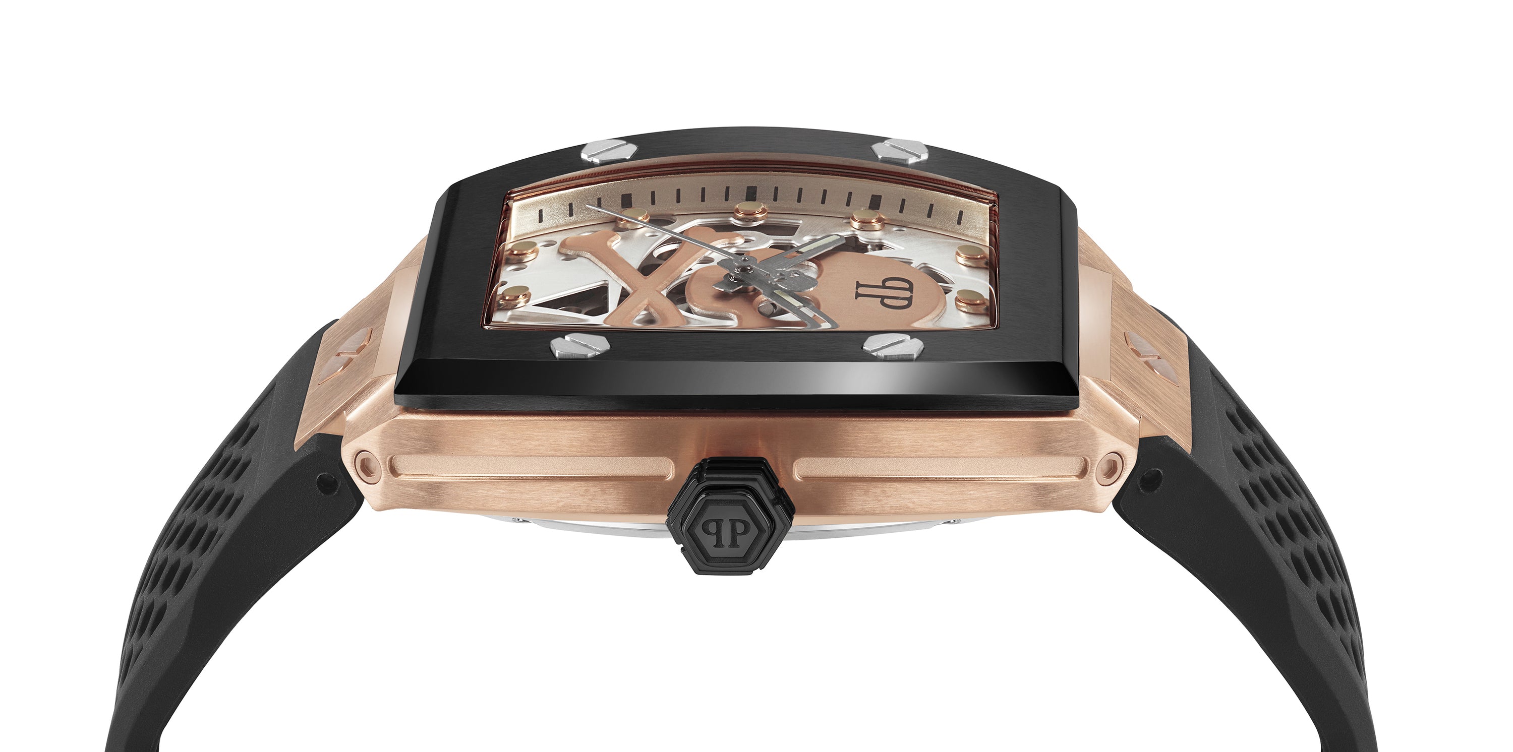 Die Philipp Plein Armbanduhr - The $keleton verfügt über ein roségoldenes Gehäuse, eine schwarze Lünette, ein skelettiertes Zifferblatt und ein schwarzes Kautschukarmband - eine elegante Seitenansicht zeigt das luxuriöse Design der renommierten Marke Philipp Plein.